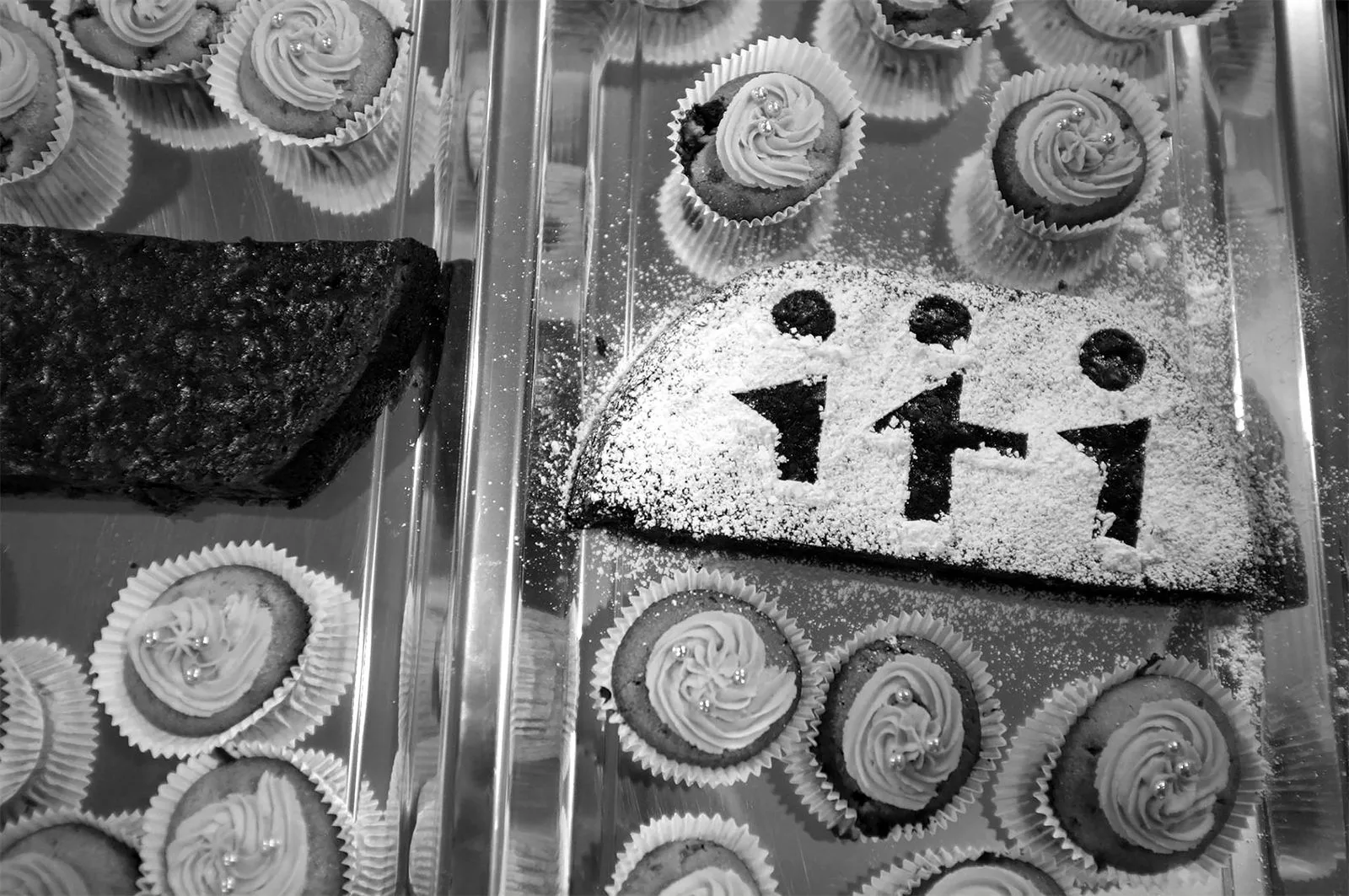 Foto aus dem cognitio-Kochbuch: Kuchen mit Logo und Muffins