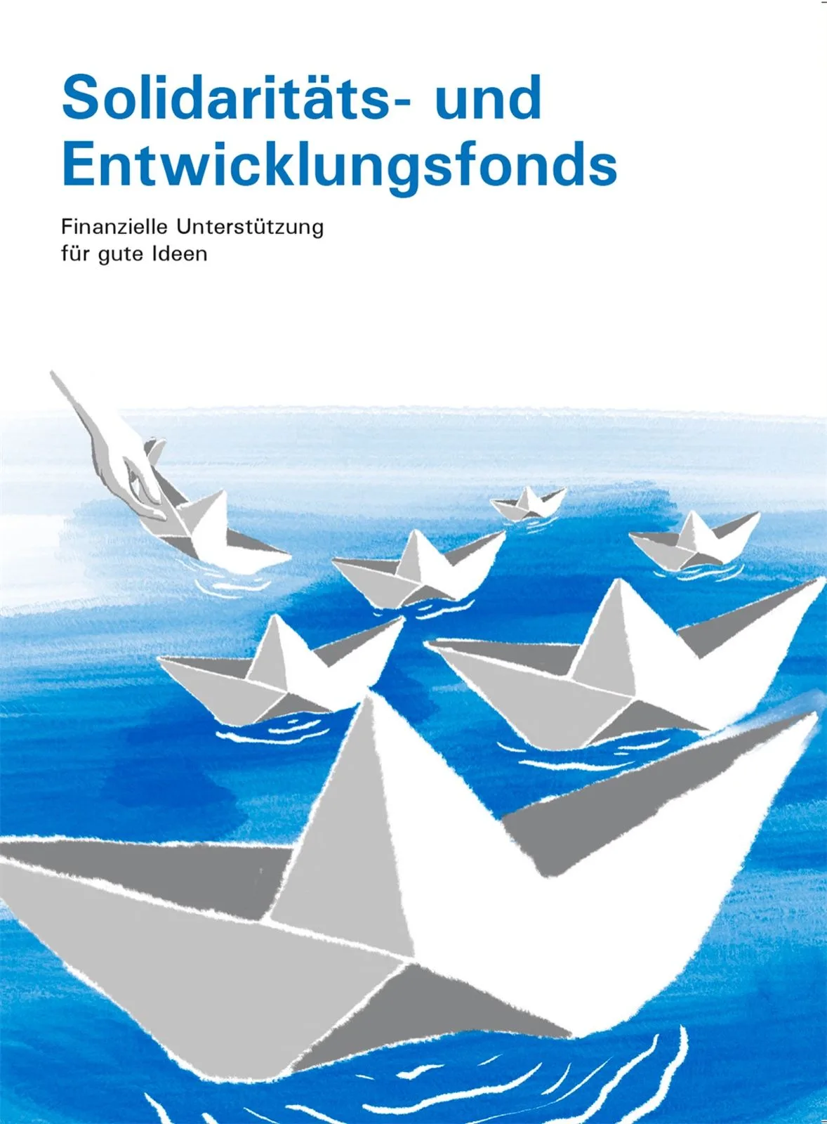 Flyer des Solidaritäts- und Entwicklungsfonds mit Papierschiffchen auf blauem Wasser