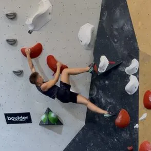 Samira Hobi beim Bouldern an einer überhängenden Kletterwand